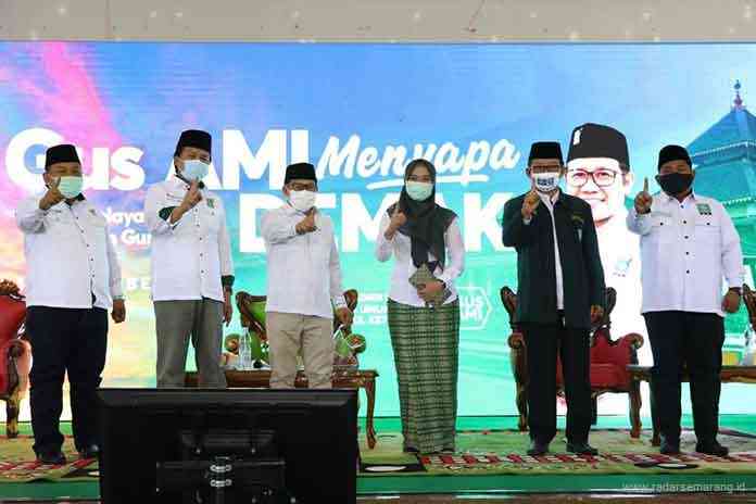 DUKUNG PENUH : Ketua DPC PKB Demak Zayinul Fata (kanan) bersama Bupati terpilih Eistianah dan Wabup terpilih KH Ali Makhsun bersama Ketua Umum DPP PKB Abdul Muhaimin Iskandar dan Gus Yusuf saat pilkada 2020 lalu. (WAHIB PRIBADI/JAWA POS RADAR SEMARANG)