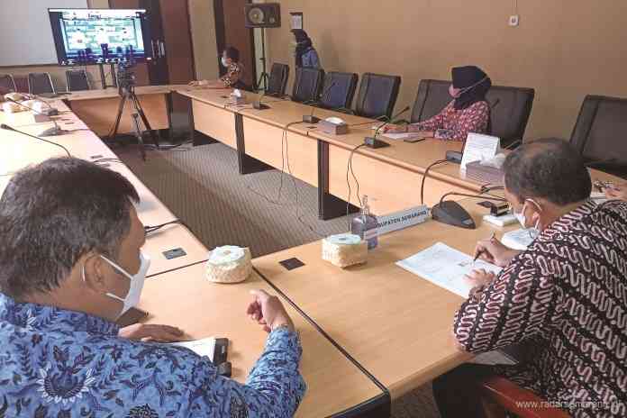 Bupati Semarang saat penandatanganan nota kesepakatan (MoU) terkait program Smart City Kamis (20/5/2021). (Maria Novena/Jawa Pos Radar Semarang)