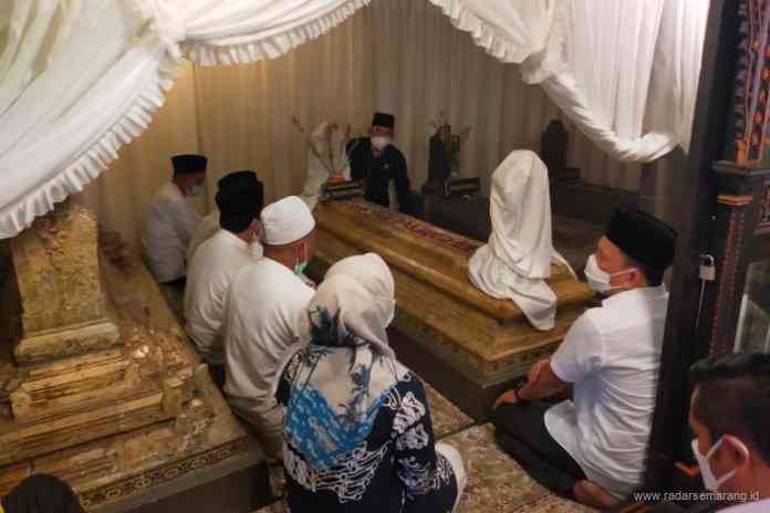 Para peziarah berdoa bersama di Makam Sultan Trenggono. (WAHIB PRIBADI/JAWA POS RADAR SEMARANG)