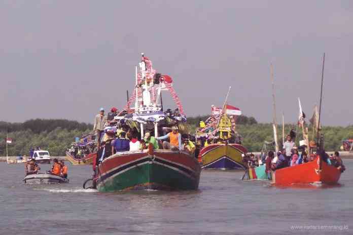 Potret keramaian syawalan atau sedekah laut di Pantai Morodemak Bonang beberapa tahun lalu sebelum pandemi Covid-19. (Dok WAHIB PRIBADI/JAWA POS RADAR SEMARANG)