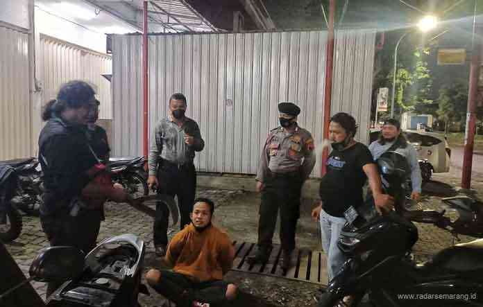 AMANKAN PELAKU : Tim Elang Polsek Semarang Utara mengamankan Sugeng Haryanto yang kedapatan membawa dua sajam untuk berkelahi, Senin (24/5) pukul 22.30. (ISTIMEWA)