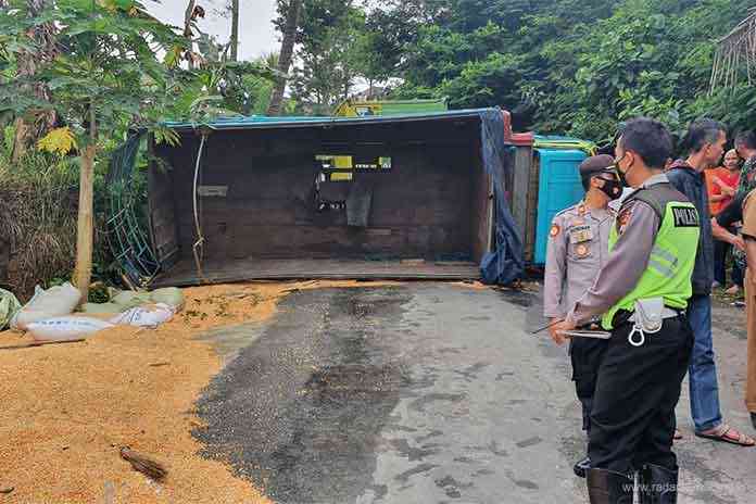 TAK KUAT : Mobil bermuatan jagung terbalik di Desa Candisari, Windusari. Menyebabkan seorang pengendara motor tewas. (SATLANTAS POLRES MAGELANG FOR  JAWA POS RADAR MAGELANG)