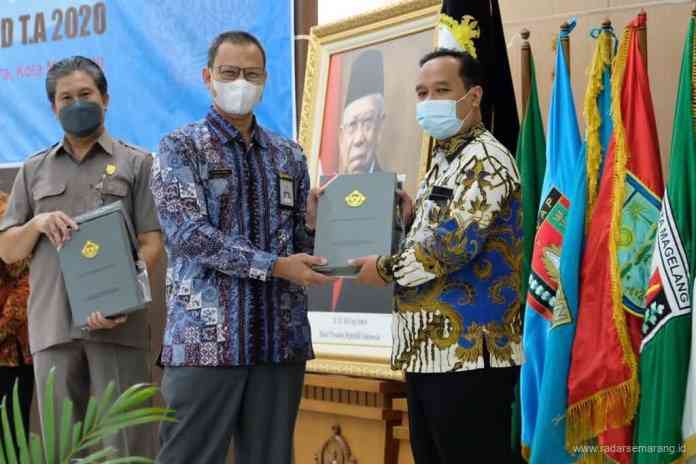 Wali Kota dr Muchamad Nur Aziz menerima piagam WTP dari BPK di Semarang Selasa (18/5/2021). (Istimewa)