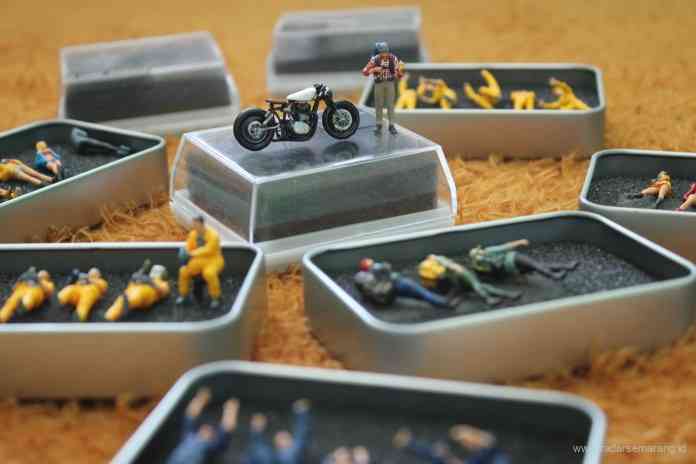 KREATIF: Hermawan Setiadi sedang mewarnai miniatur tokoh film, pesanan dari konsumennya. (kanan) Minifigure karya Hermawan Setiadi dijual dalam satu set. (FOTO-FOTO: PUPUT PUSPITASARI/RADAR SEMARANG)