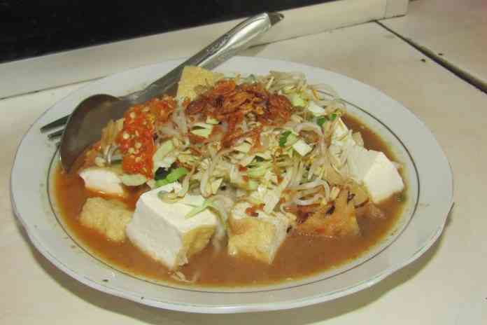 JAGA RASA : Warung tahu pojok Magelang berdiri sejak 1942. (ROFIK SYARIF G P/jawa pos RADAR MAGELANG)