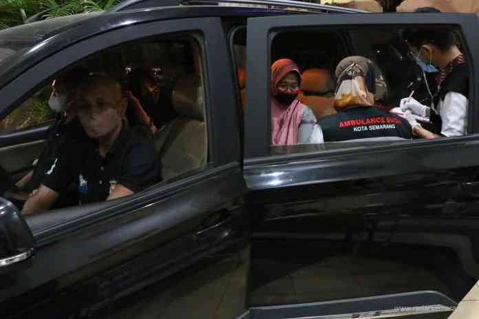 Dinkes Kota Semarang nemberikan pelayanan vaksinasi melalui sistem drive thru di halaman Balai Kota Semarang. (NUR CHAMIM/JAWA POS RADAR SEMARANG)