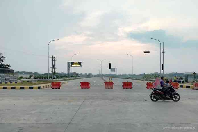 Suasana di sekitar Exit Tol Bojong, Jumat (30/4/2021). (NANANG RENDI AHMAD/JAWA POS RADAR SEMARANG)