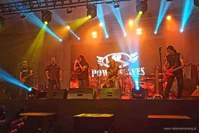 NGEROK BARENG : Wali Kota Semarang, Hendrar Prihadi menyanyikan lagu cadas di acara ulang tahun Power Slaves yang ke-30 di SMI Puri Anjasmoro, Kota Semarang, Minggu (23/5) kemarin. (ISTIMEWA)