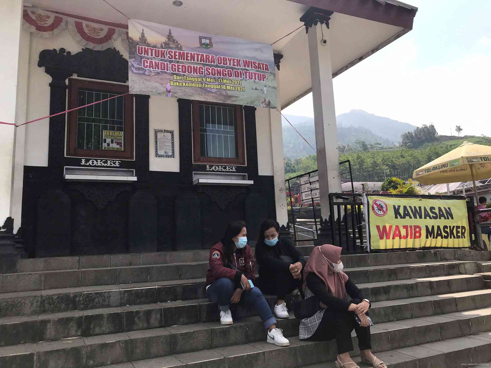 Beberapa wisatawan datangi tempat wisata Candi Gedongsongo yang tutup dilibur lebaran. Rabu (12/5/2021).(Maria Novena/Jawa Pos Radar Semarang)