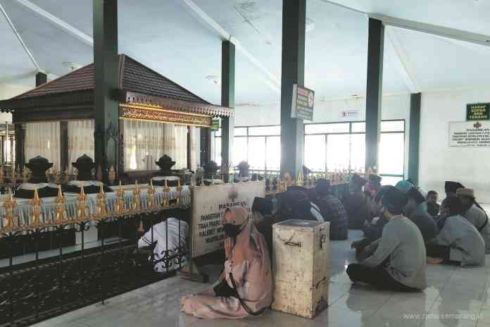 RAMAI: Suasana kompleks Makam Aulia Gunungpring, Muntilan, Rabu (26/5) siang.(RIRI RAHAYU/JAWA POS RADAR MAGELANG)