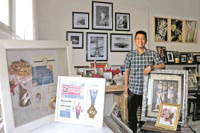 Mendekor rumah dengan pigura menjadi salah satu pilihan untuk membuat ruangan semakin cantik. (NUR CHAMIM/ JAWA POS RADAR SEMARANG)