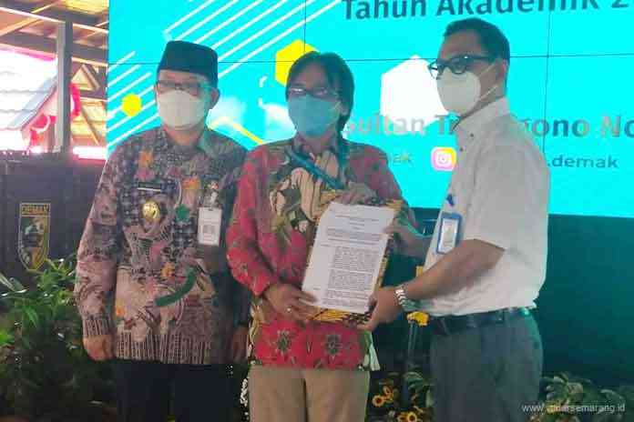 PERESMIAN: Wabup KH Ali Makhsun bersama Direktur Politeknik Negeri Jakarta (PNJ) Dr Zainan Nur Arifin meresmikan PSDKU di Pendopo kemarin. (Wahib Pribadi/Jawa Pos Radar Semarang)