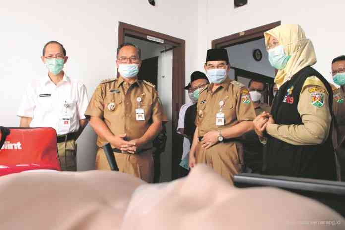 Wali Kota Magelang dr Muchamad Nur Aziz meninjau ruangan kantor PSC 119 Kota Magelang. (PUPUT PUSPITASARI/JAWA POS RADAR SEMARANG)