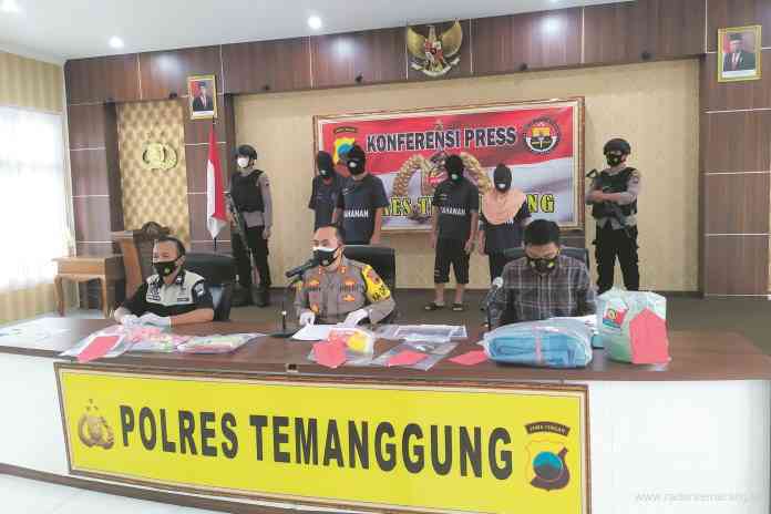Empat tersangka kasus pembunuhan dengan korban ALH dihadirkan di Polres Temanggung kemarin (19/5). (LUQMAN SULISTIYAWAN/JAWA POS RADAR SEMARANG)