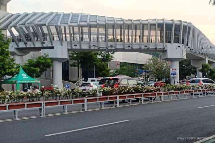 Selain membuat Kota Semarang lebih estetik, tanaman di median jalan juga berfungsi menyerap karbon dioksida. (ADENNYAR WYCAKSONO/JAWA POS RADAR SEMARANG)