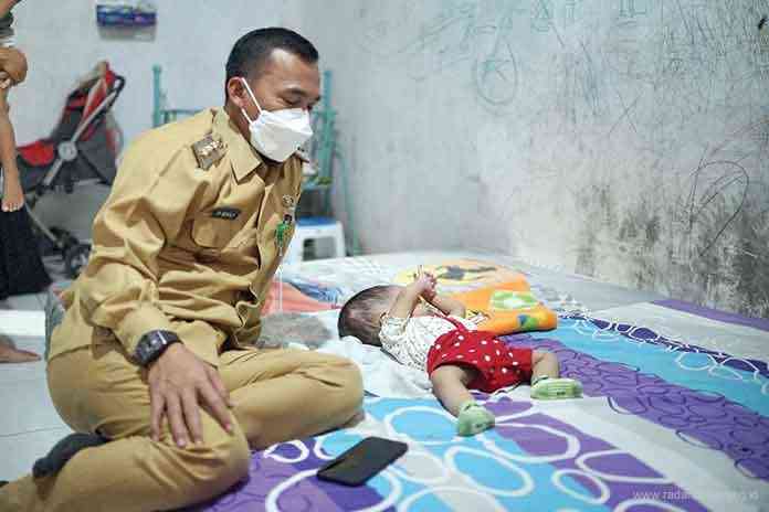TILIK WARGA: Bupati Batang Wihaji saat menjenguk bayi penderita hidrosepalus di Desa Sariglagah Kecamatan Warungasem. (IST)