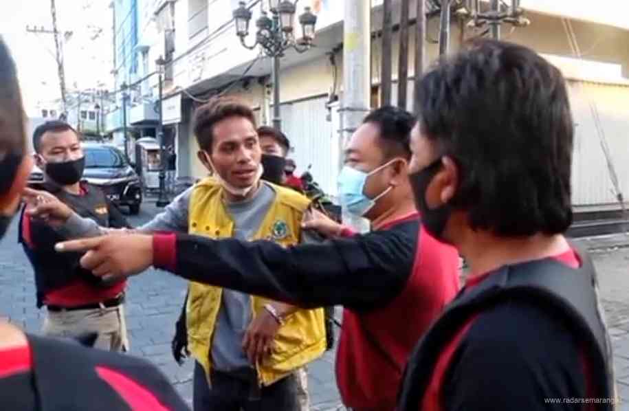 Anggota Tim Elang Hebat Polrestabes Semarang mengamankan salah seorang jukir di kawasan Kota Lama Semarang. (M Haryanto/Jawa Pos Radar Semarang)