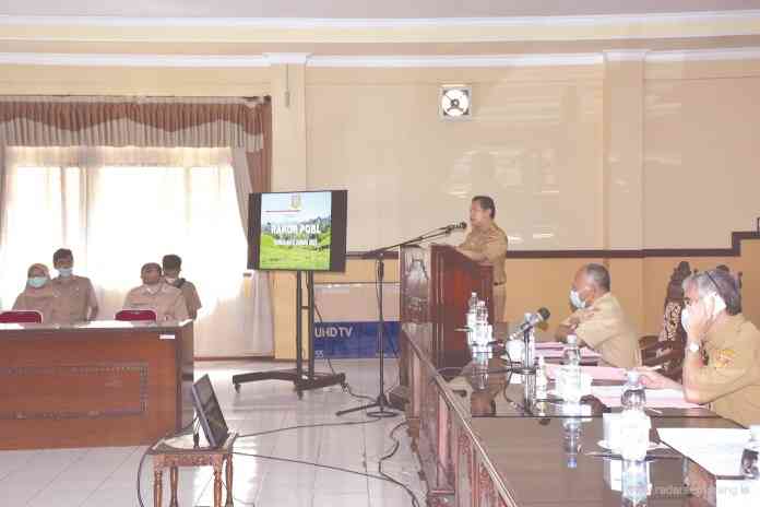 Wakil Bupati Wonosobo Muhamma Albar memberikan arahan pada sejumlah ASN di ruang Mangun Koesumo, Sekda (7/6/2021). (Istimewa)