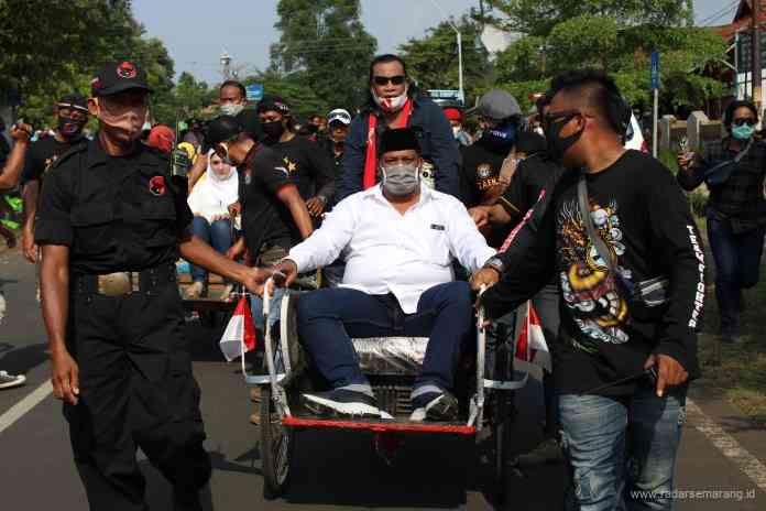 Riswadi diantar naik becak saat mendaftar di KPU untuk berlaga di Pilkada 2020. (Istimewa)