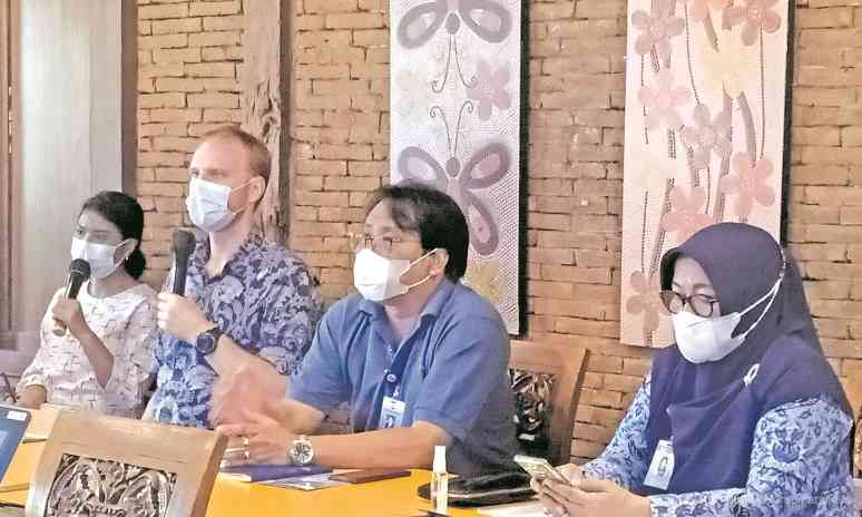 Resident Project Manager VEI, Thomas De Jong dan Dirut Perumda Air Minum Tirta Moedal Kota Semarang, Yudi Indardo ketika memaparkan pengembangan jaringan di Genuk. (ADENNYAR WYCAKSONO/JAWA POS RADAR SEMARANG)