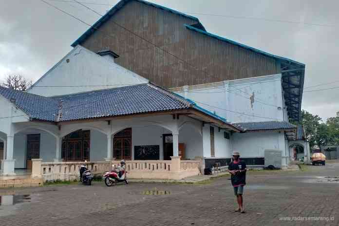 Suasana GOR Jetayu saat sore, Sabtu (19/6/2021). (NANANG RENDI AHMAD/JAWA POS RADAR SEMARANG)