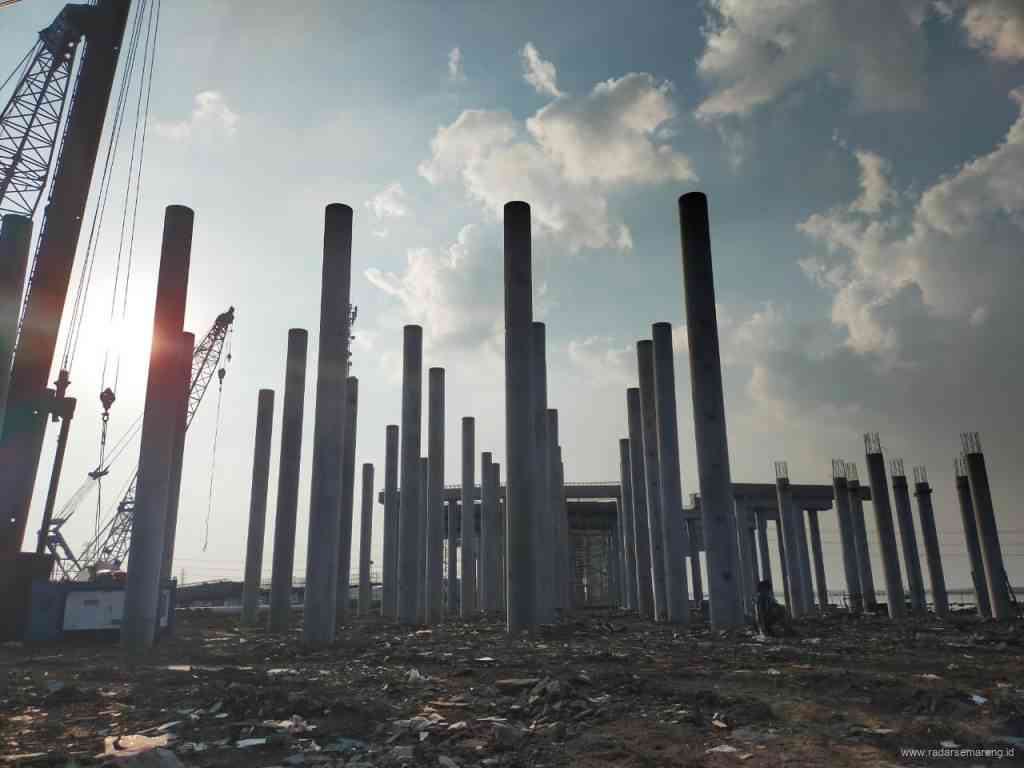 Pilar jalan tol sesi Desa Sidogemah, Kecamatan Sayung. (Wahib Pribadi/Jawa Pos Radar Semarang)