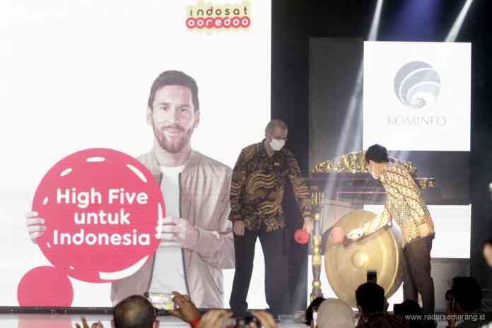 CEO Indosat Oredoo, Ahmad Al-Neama, meluncurkan layanan 5G pertama di kota Solo. (Istimewa)