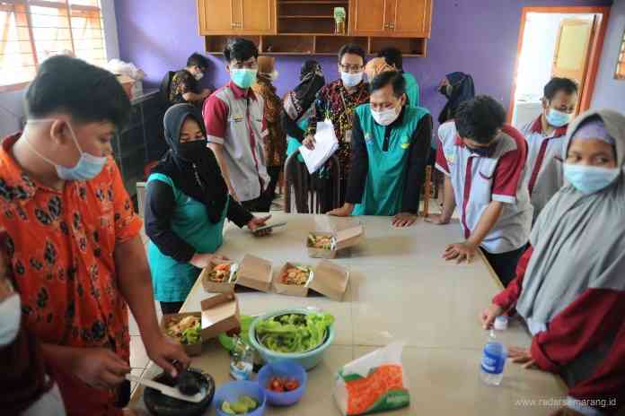 Aktivitas pelatihan vokasional yang digelar di Balai Besar Rehabilitasi Sosial Penyandang Disabilitas Intelektual Kartini Temanggung. (ANANTA ERLANGGA MUSA / JAWA POS RADAR SEMARANG)