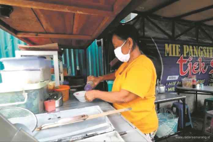 Warung bakmi pangsit Tjek Siang di Jalan Kalingga Magelang. (ROFIK SYARIF G P/RADAR MAGELANG)