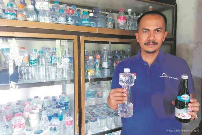 Awaluddin Setya Aji mengkoleksi ribuan AMDK dari berbagai negara. (PUPUT PUSPITASARI/RADAR SEMARANG)