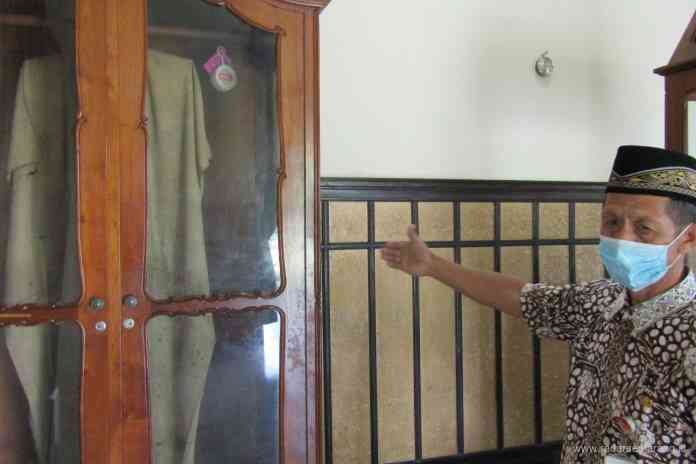 Sunaryo menunjukkan jubah yang pernah dikenakan Pangeran Diponegoro. (ROFIK SYARIF G P/JAWA POS RADAR SEMARANG)