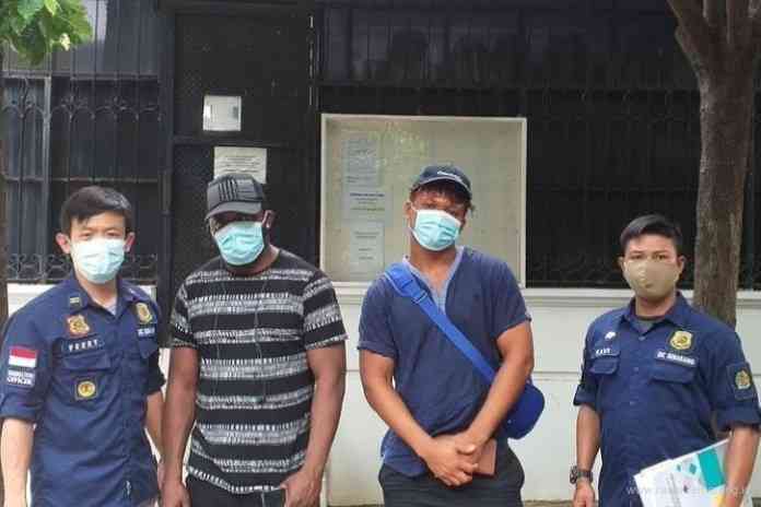 Petugas Rudenim mengantarkan dua WNA asal Nigeria untuk dikembalikan ke negara asalnya melalui Bandara Internasional Soekarno-Hatta. (Istimewa)