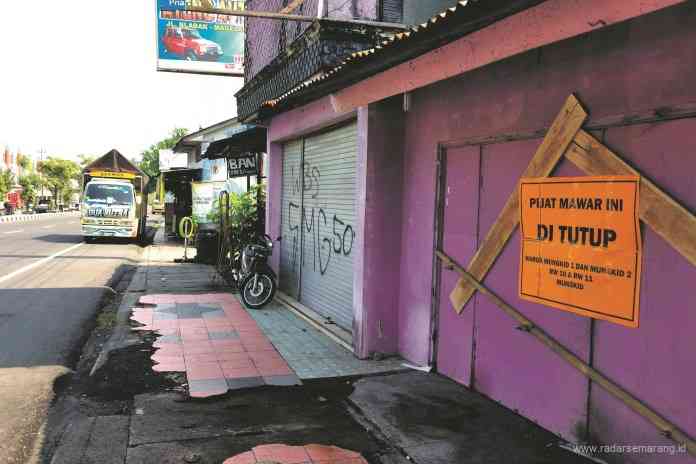 Panti pijat di Jalan Blabak, Mungkid ditutup warga karena dinilai mengganggu lingkungan. (RIRI RAHAYU/JAWA POS RADAR SEMARANG)
