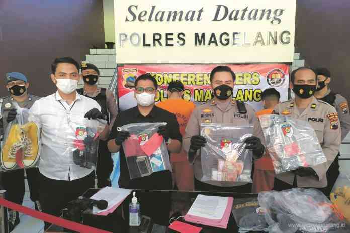 Wakapolres Magelang Kompol Aron Sebastian bersama jajarannya menunjukkan barang bukti pencurian uang Rp 70 juta di Salaman. (LUQMAN SULISTIYAWAN/JAWA POS RADAR SEMARANG)