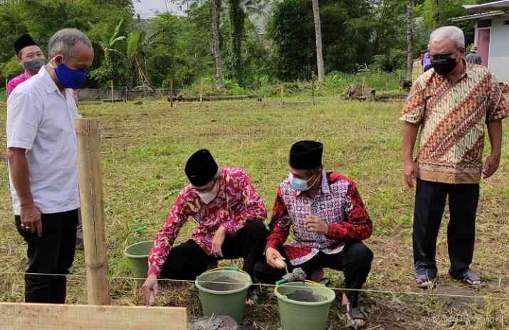 Ketua Majelis Pendidikan Yayasan Istiqoma Prof Saerozi bersama tokoh masyarakat KH Muslih melakukan peletakan batu pertama pembangunan SMP Islam Istiqomah di Jalan Kyai Hasan Munadi, Desa Nyatnyono, Ungaran Barat Senin (31/5/2021). (Istimewa)