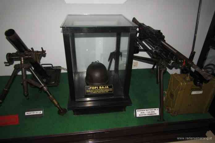 Topi baja milik almarhum Koptar Moch Shocheh. Ruang pra-AMN di Museum Taruna Abdul Djalil. (Rofik Syarif G P/Jawa Pos Radar Semarang)