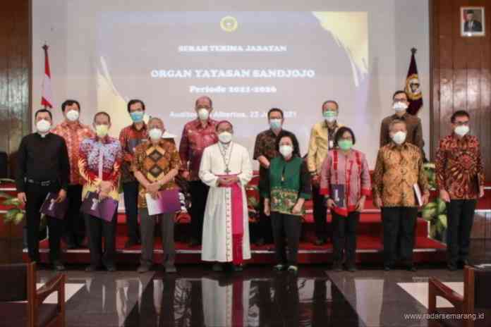 Mgr Robertus Rubiyatmoko menyerahkan tugas kepengurusan Yayasan Sandjojo kepada ketua baru Ir Paulus Wiryono Priyatamtama SJ. (Istimewa)