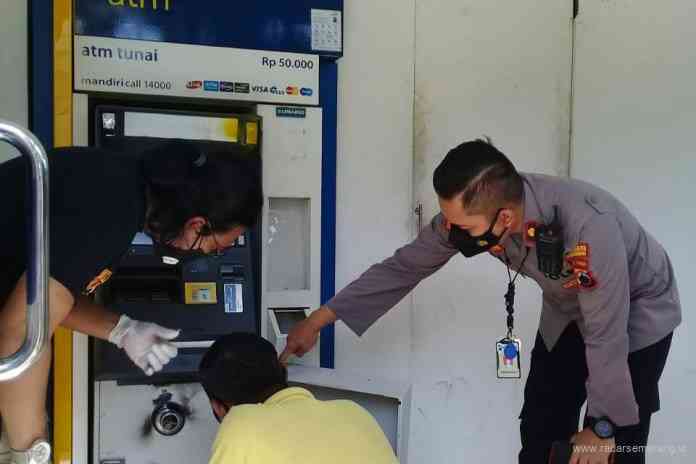 Polisi saat melakukan olah TKP di ATM Mandiri di Kampung Kali yang nyaris dibobol pencuri. (M HARIYANTO/JAWA POS RADAR SEMARANG)