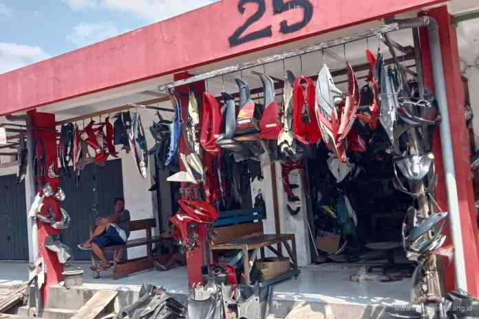 Pedagang Pasar Barito Baru menunggu pembeli di kiosnya yang sejak pindah hingga kini masih sepi pengunjung. (Adit Bambang Setyawan/Jawa Pos Radar Semarang)