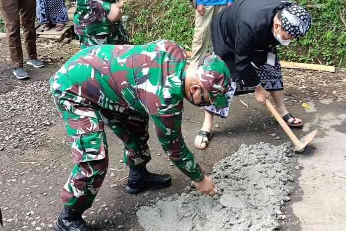 Bupati Semarang dan Forkompinda secara simbolis memulai betonisasi jalan penghubung Desa Branjang, Ungaran Barat, dengan Desa Pasigitan, Kecamatan Boja, Kendal, Selasa (15/6/2021). (Istimewa)