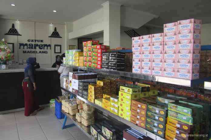 AGAR MAREM : Toko Getuk Marem yang juga menyuguhkan berbagai oleh-oleh.  Tahun 2013, getuk ini memecahkan MURI.(ROFIK SYARIF G P/RADAR MAGELANG)