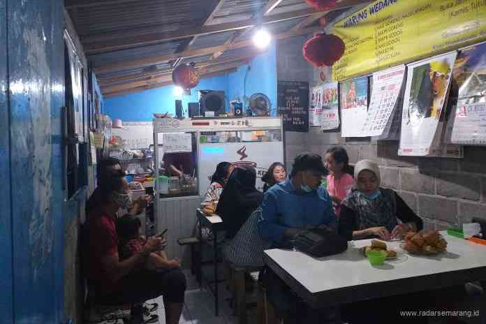 Warung wedang kacang Kebon yang selalu ramai pengunjung. Terutama pada hari libur. (ROFIK SYARIF G P/JAWA POS RADAR SEMARANG)