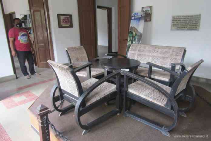 BERSEJARAH : Kursi tamu salah satu peninggalan yang pernah digunakan Jenderal Sudirman semasa tinggal di Magelang. (ROFIK SYARIF G P/RADAR MAGELANG)