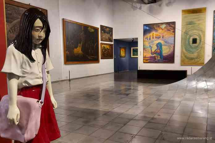 SENI BERBICARA : Karya-karya seniman ternama di Indonesia dalam pameran yang berlangsung di Museum OHD saat ini. (PUPUT PUSPITASARI/RADAR MAGELANG)