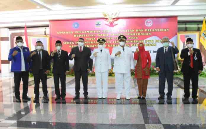 Bupati dan Wakil Bupati Pekalongan Fadia Arafiq - Riswadi bersama beberapa tim pemenangannya usai prosesi pelantikan, di Gedung Gradhika Bhakti Praja, Semarang Minggu (27/6/2021). (Istimewa)