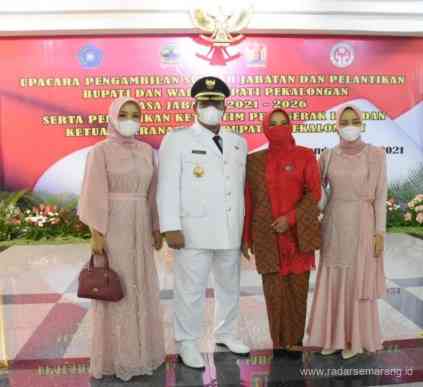 Riswadi Bersama istri dan anaknya usai dilantik menjadi wakil bupati Pekalongan. (Istimewa)