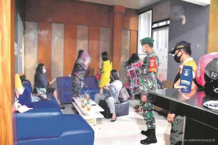 Aparat gabungan saat membubarkan pengunjung tempat hiburan yang masih buka melebihi jam 22.00. (Istimewa)