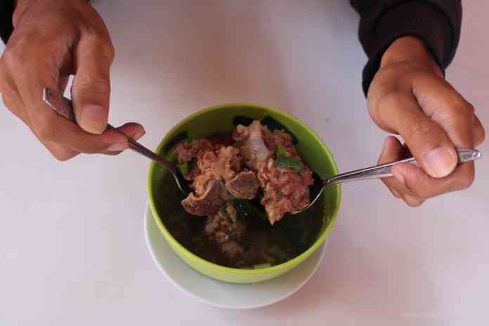 SOP Janda Ungaran yang segar disantap saat makan siang. (Maria Novena/Jawa Pos Radar Semarang)