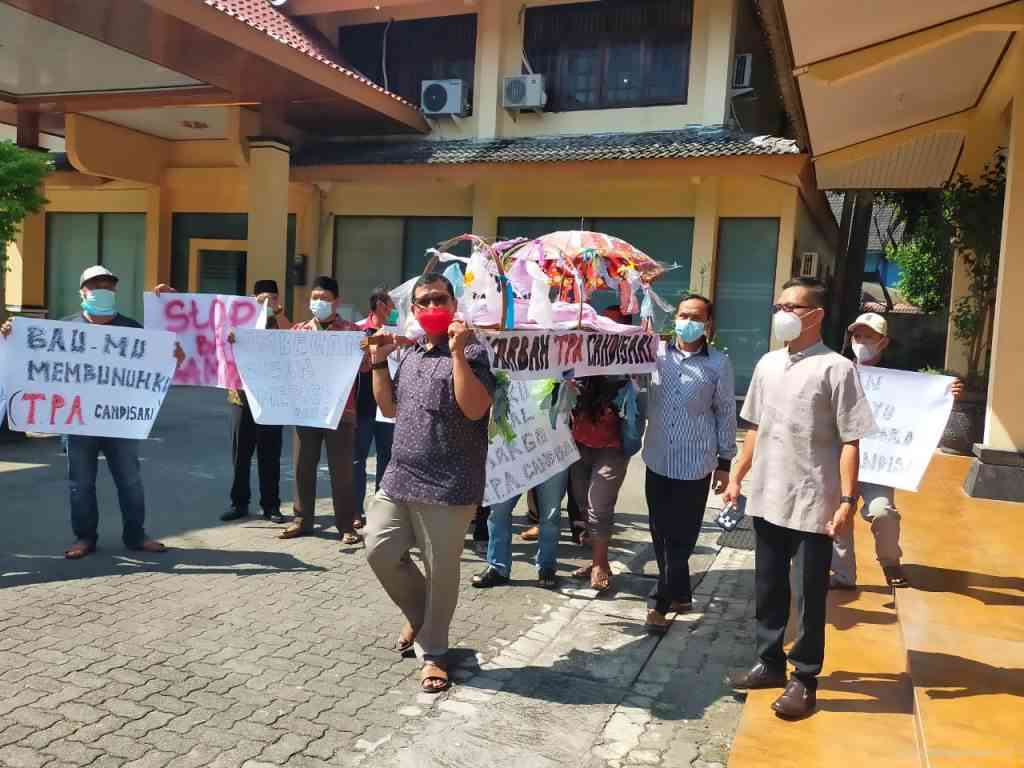 Perwakilan warga Desa Candisari, Kecamatan Mranggen mengusung keranda mayat saat melakukan aksi penutupan TPA Candisari Mranggen di DPRD Demak kemarin. (Wahib Pribadi/Jawa Pos Radar Semarang)