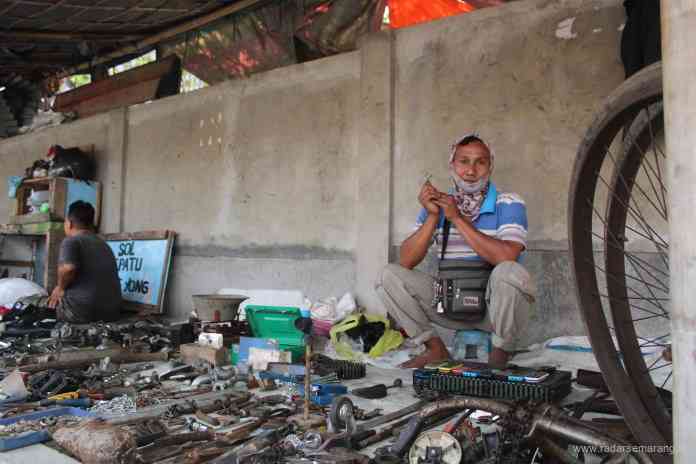 Pedagang pasar klitikan di kompleks Terminal Muntilan tetap bertahan di masa pandemi Covid-19.  (RIRI RAHAYU/JAWA POS RADAR SEMARANG)